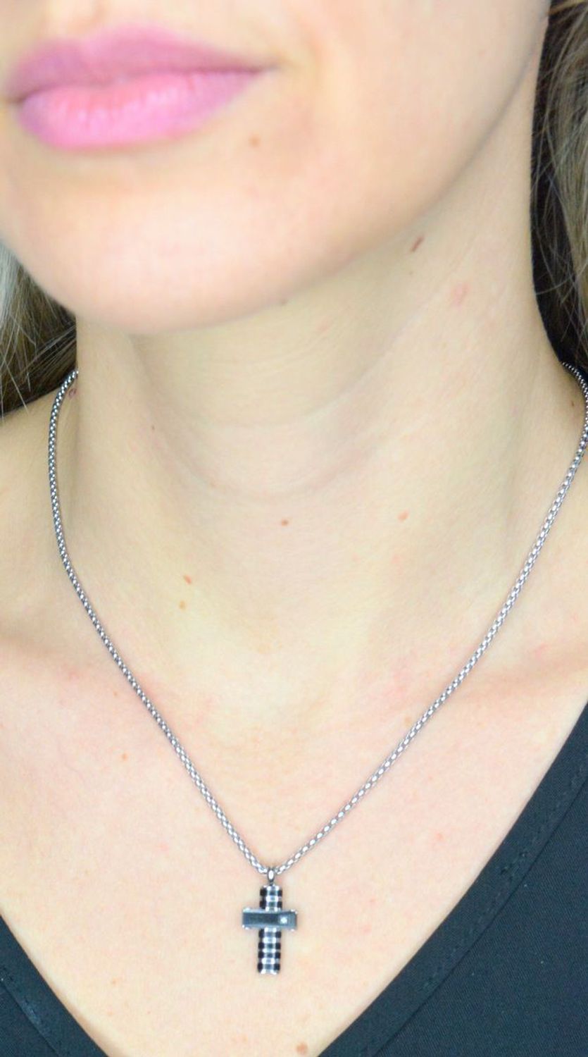 Naszyjnik Nomination Italy Strong Diamond krzyż z białym diamentem 028328037 wykonany z najwyższej jakości stali szlachetnej w srebrnym kolorze..webp